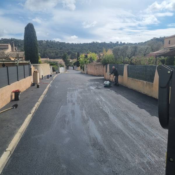 Travaux de goudronnage pour réfection de voirie et création d’accès carrossables à Bandol dans le Var 83150