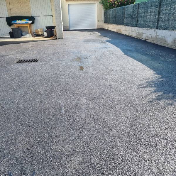 Création de parking en enrobé à chaud avec bordures béton et finition professionnelle à Gardanne et communes environnantes